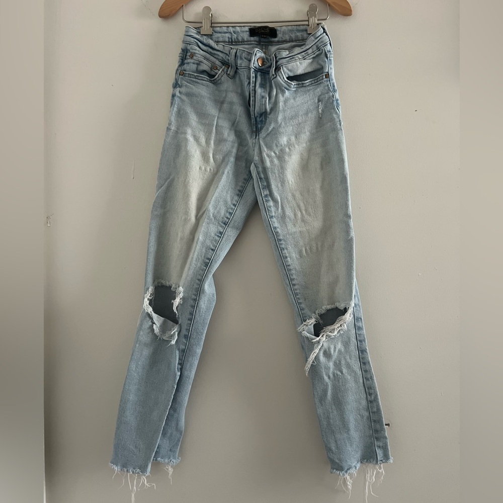 2000s Rachel Roy Lightwash distressed ankle jeans Sz 2/26 can fit 0 nicely